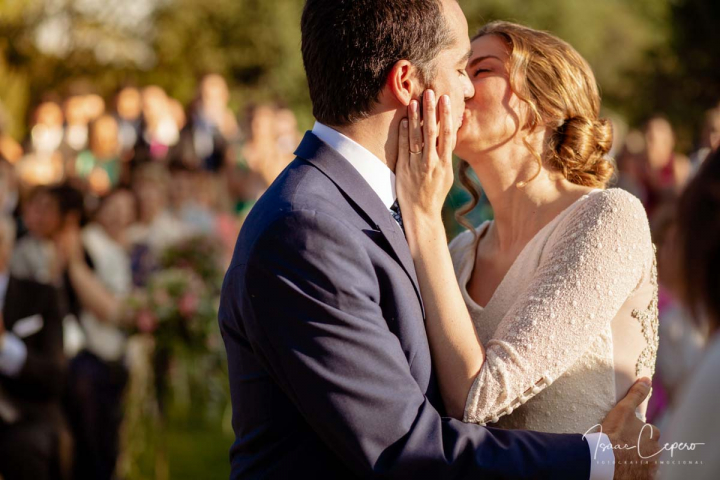 El beso de los recien casados. Fotografía de boda emocional en Madrid