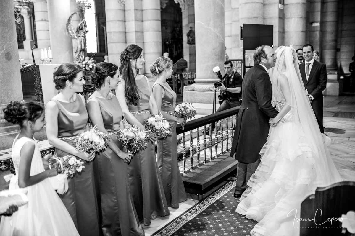Llegada de la novia al altar. Foto de boda